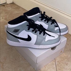 Air Jordan 1 Mid GS Light Smoke Grey
